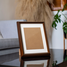 Cargar imagen en el visor de la galería, Elegantes Portaretratos de Madera
