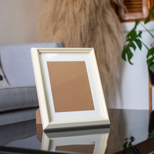 Cargar imagen en el visor de la galería, Elegantes Portaretratos de Madera
