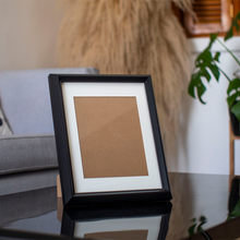 Cargar imagen en el visor de la galería, Elegantes Portaretratos de Madera
